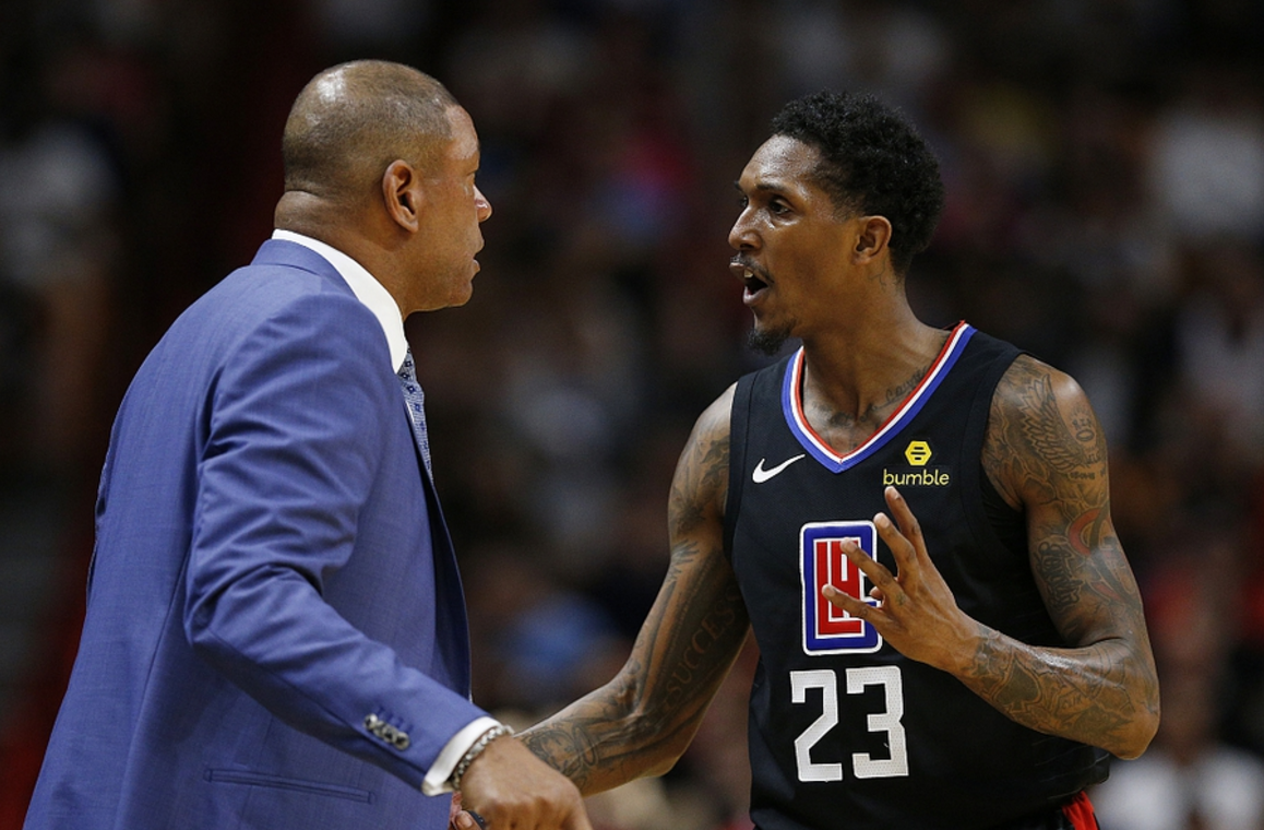 开云中国科技有限公司 男子看演唱会撞脸谢霆锋 